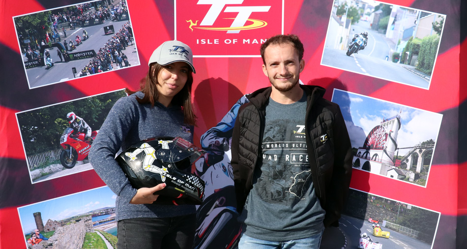 une sélection d'équipements officiels du Tourist Trophy, t-shirts, casquette, veste, casque