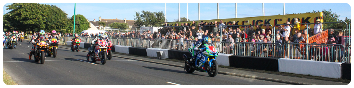 Départ de la course de 1000cc sur la Southern 100. Images par CJS PHOTOGRAPHY (Callum Staley)