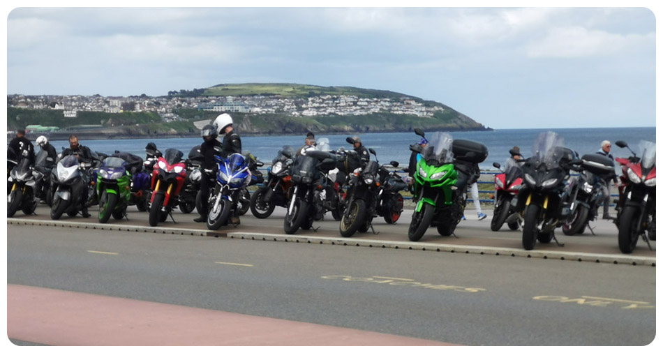 Promenade de Douglas avec des motos
