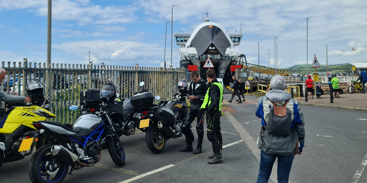 Motos se préparant à prendre le ferry